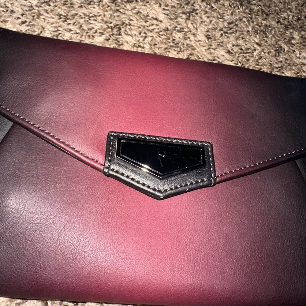 Simply Vera Vera Wang Black and Burgundy Wristlet - Picture 2 of 9
